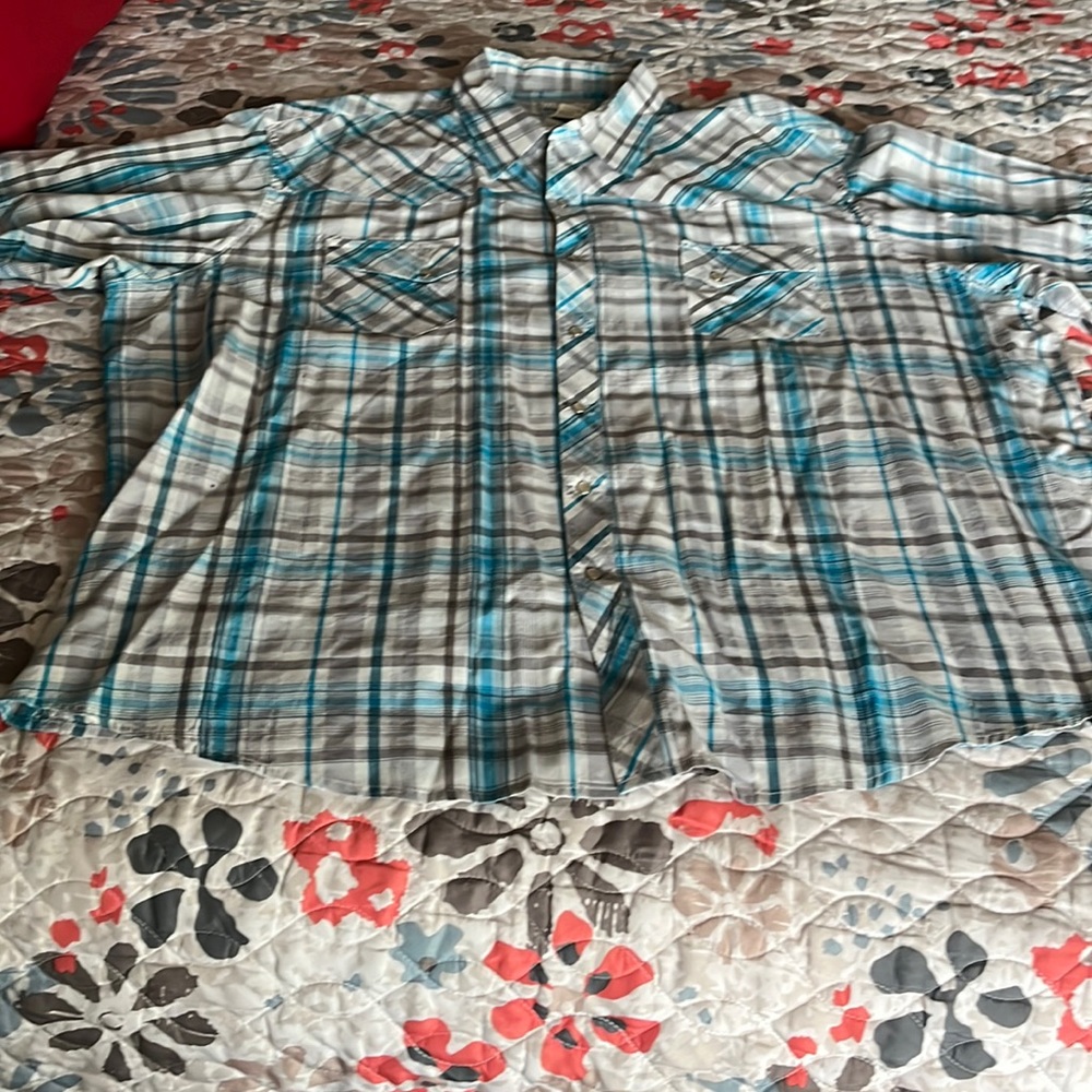 Man’s short sleeve button up shirt Color stripes blue gray and white no tags